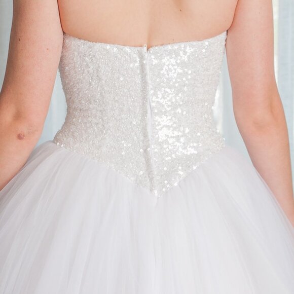 Oleg Cassini wedding dress - Princess style, drop waist - Cu099 - size 2 - Picture 4 of 6